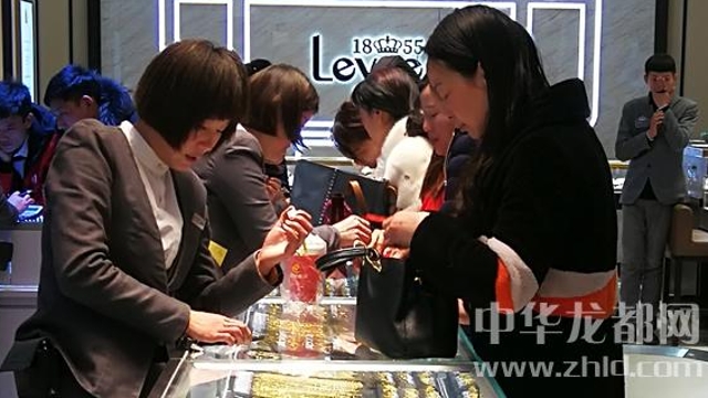 臨近春節(jié)，周口消費(fèi)市場紅似火