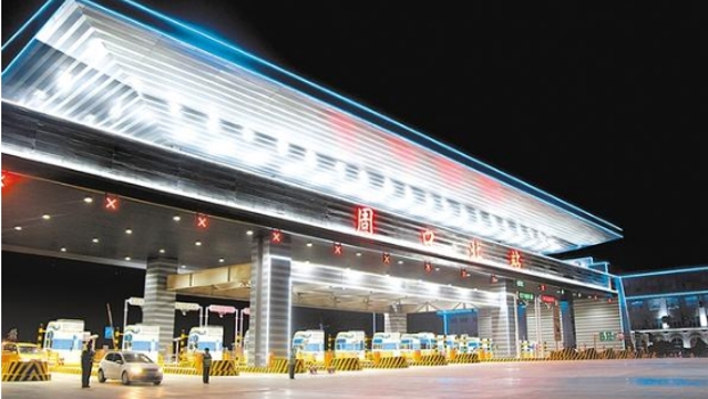 周口北收費站流光溢彩，一派迎接省十三運會的喜慶氛圍
