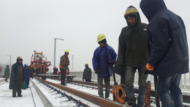 致敬！風雪中的高鐵建設者