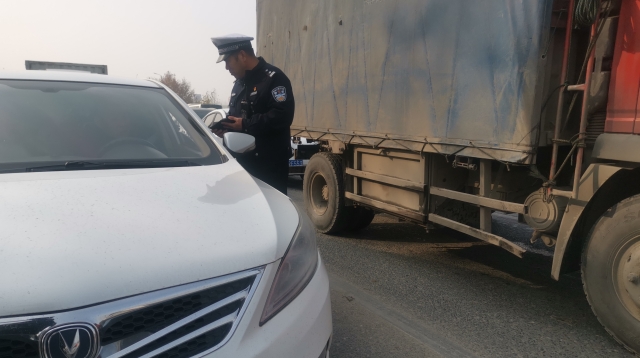 周口限行第一天，交警蜀黍上路勸返近百輛車