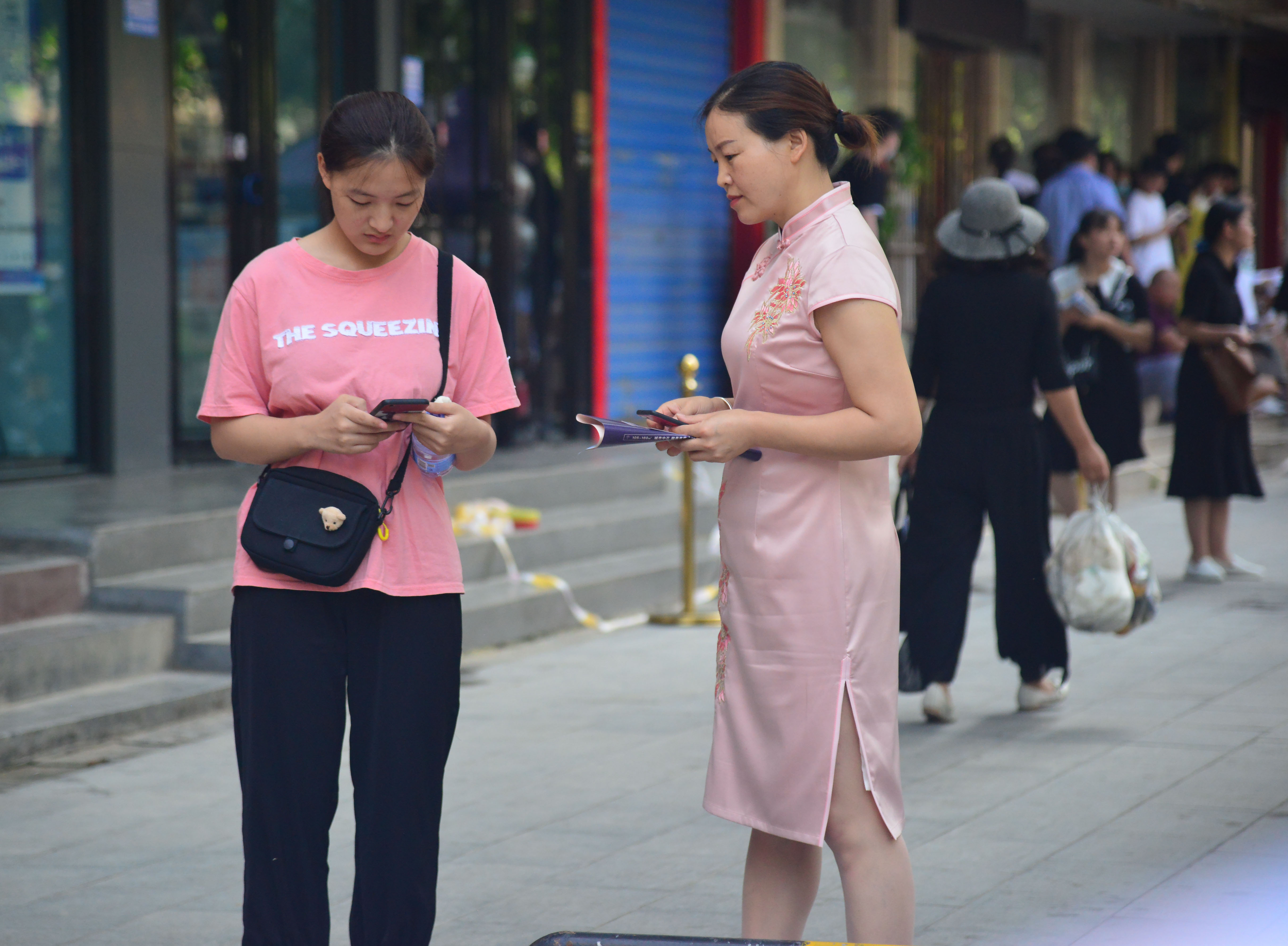 旗開得勝！高考考場外的旗袍媽媽們