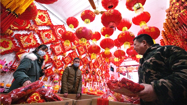 新年到！紅燈籠對聯(lián)市場俏